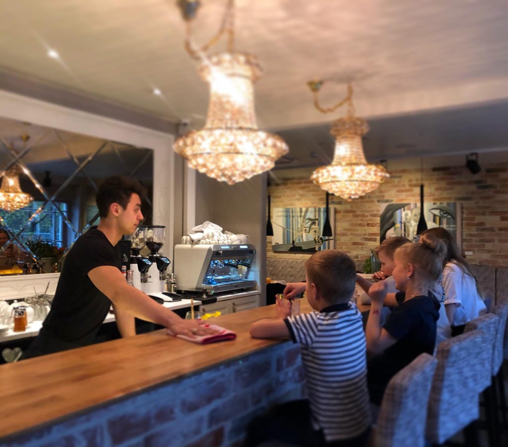 Peresõbralikud toidukohad Tallinnas: Snoobi baarilett, kus taga istuvad lapsed